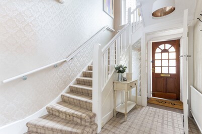 RENOVATED 5 BED HOUSE WITH HOT TUB + TABLE TENNIS