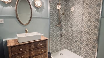 Douche, sèche-cheveux, serviettes fournies, savon