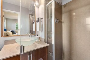Shower, hair dryer, bidet, towels