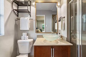 Shower, hair dryer, bidet, towels