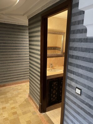 Dusche, Haartrockner, Handtücher