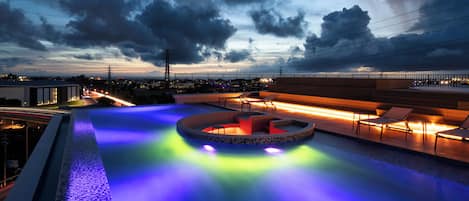 Piscine extérieure en saison