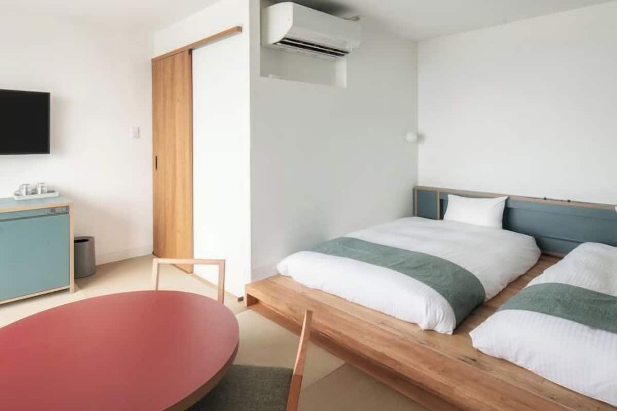 Down duvets, in-room safe, desk, laptop workspace