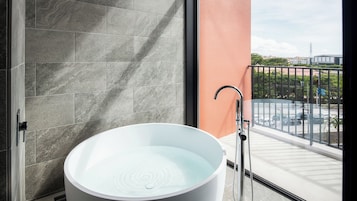 Junior Suite Non Smoking | Bathroom | Free toiletries, hair dryer, slippers, bidet