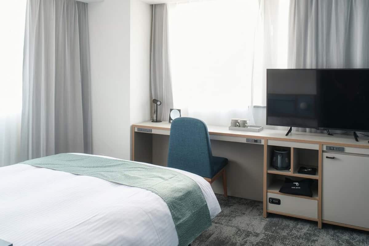 Down comforters, in-room safe, desk, laptop workspace