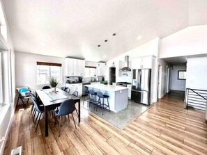 Fridge, microwave, oven, stovetop - 2 Kitchen, HotTub, Game Room, Beach & Pool Access, Sleeps 22 (Garden City)
