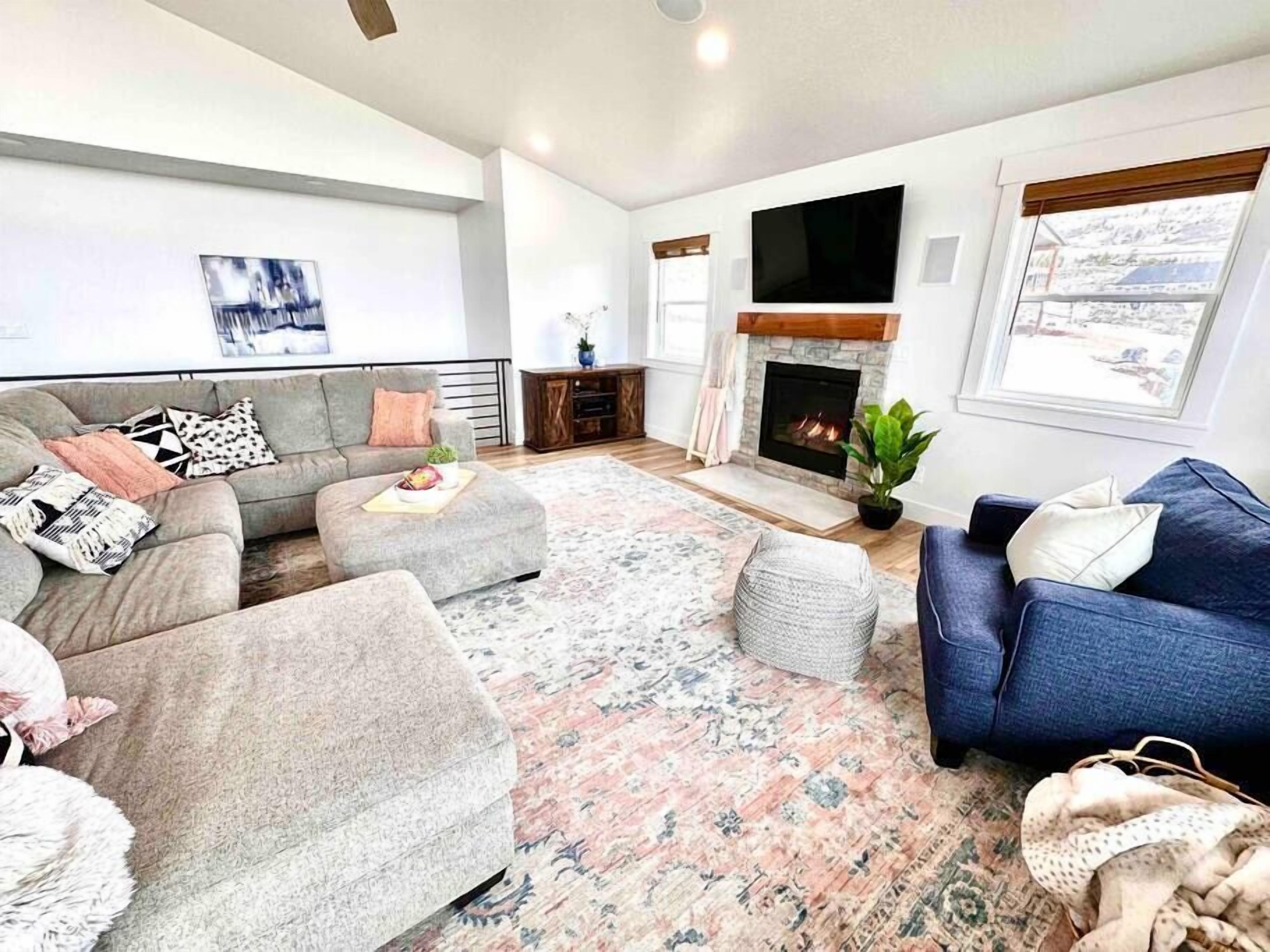 2 Kitchen, HotTub, Game Room, Beach & Pool Access, Sleeps 22