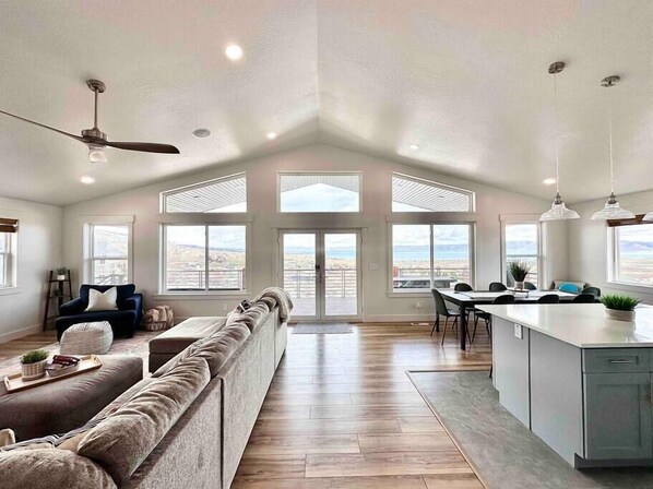 Televisión y chimenea 