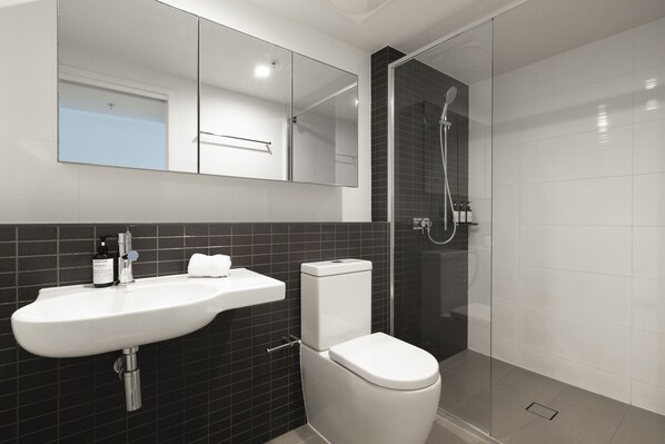 Familienapartment | Badezimmer | Dusche, Haartrockner, Handtücher, Seife