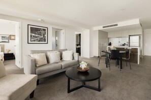 Familienapartment | Wohnbereich | 100-cm-Smart-TV mit Digitalempfang, Fernseher