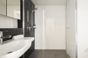 Familienapartment | Badezimmer | Dusche, Haartrockner, Handtücher, Seife