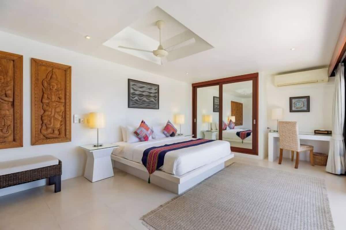 5 bedrooms, in-room safe, free WiFi, bed sheets