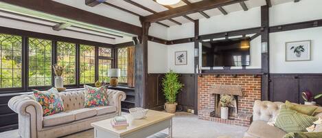 Télévision, table de tennis de table, livres