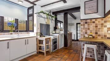 Frigorífico, microondas, horno y lavavajillas