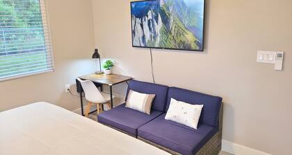 Air Conditioned 2 Bedrooms 1 Bath Apartment, fine decorated, Free Laundry in HPP