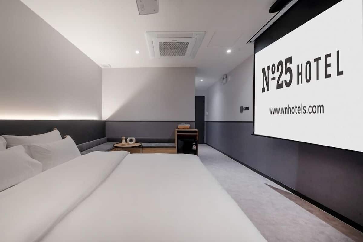 Cinema | Decoración personalizada, muebles diferentes y wifi gratis