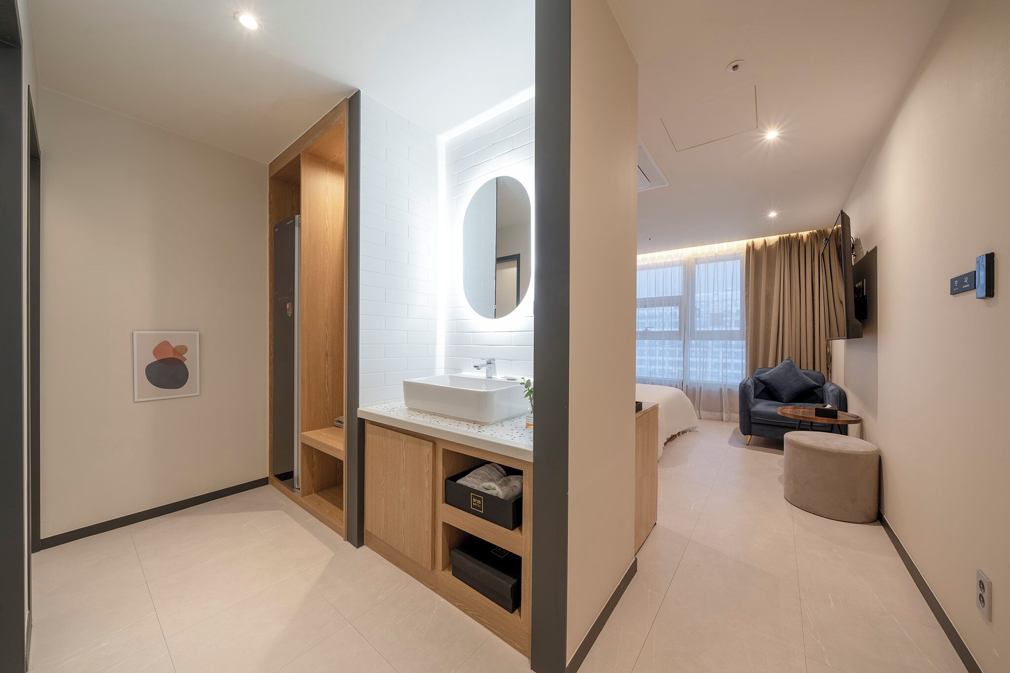 Un baño moderno con un espejo grande, muebles de madera y un lavabo blanco.