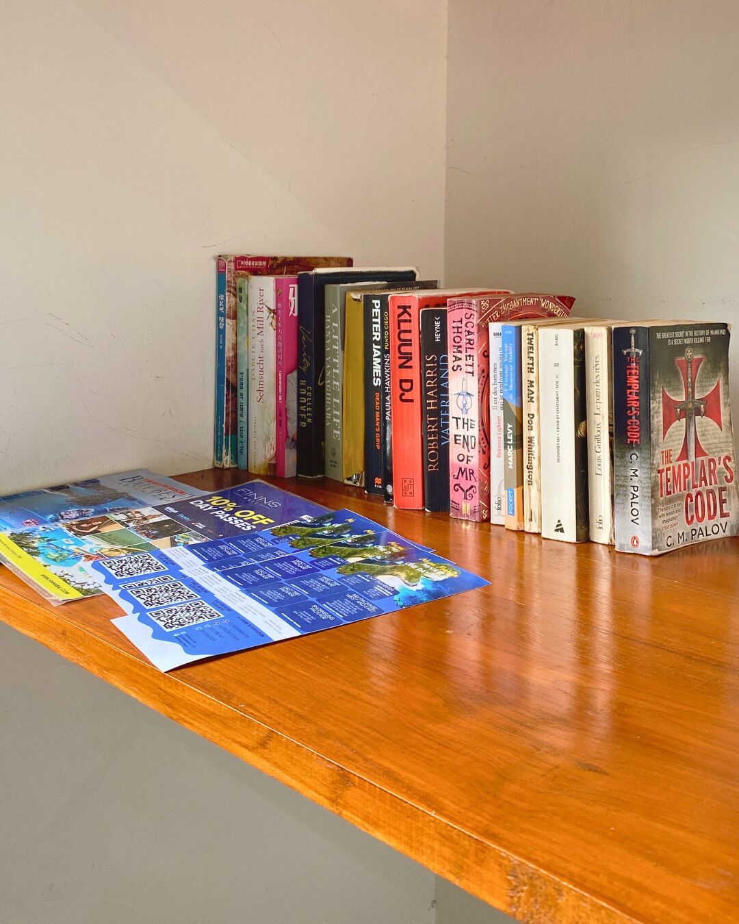 Ein Holztisch mit einer Karte und mehreren Büchern.