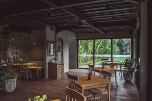 Reception - White Penny Hostel (Seminyak)