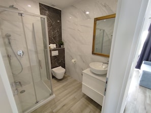 Dusche, Haartrockner, Handtücher, Seife