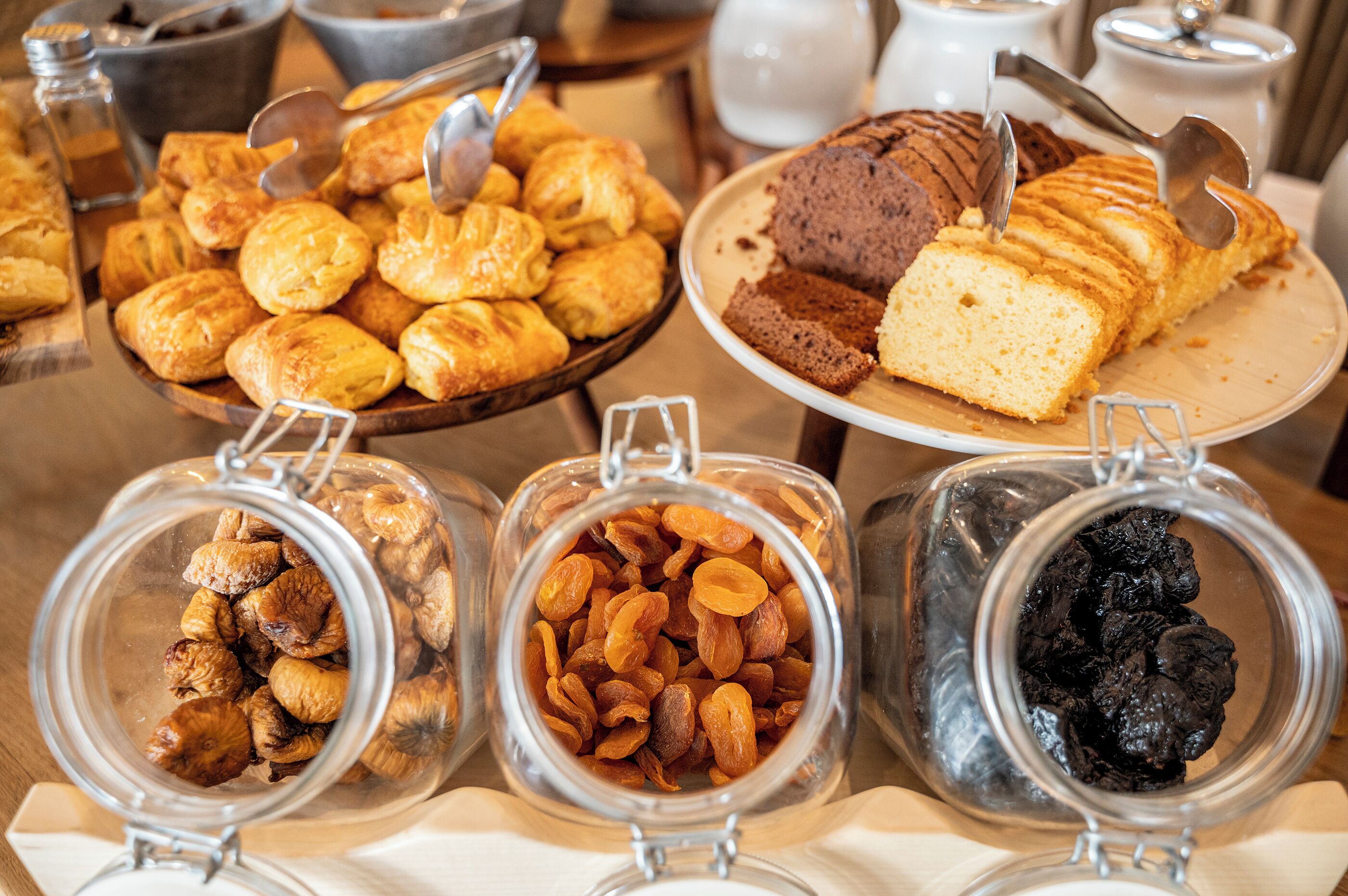 Un buffet proposant une variété de produits de boulangerie et de fruits secs.