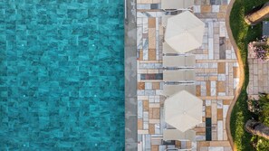 Outdoor pool, sun loungers - Mythos Suites Hotel (Kos)