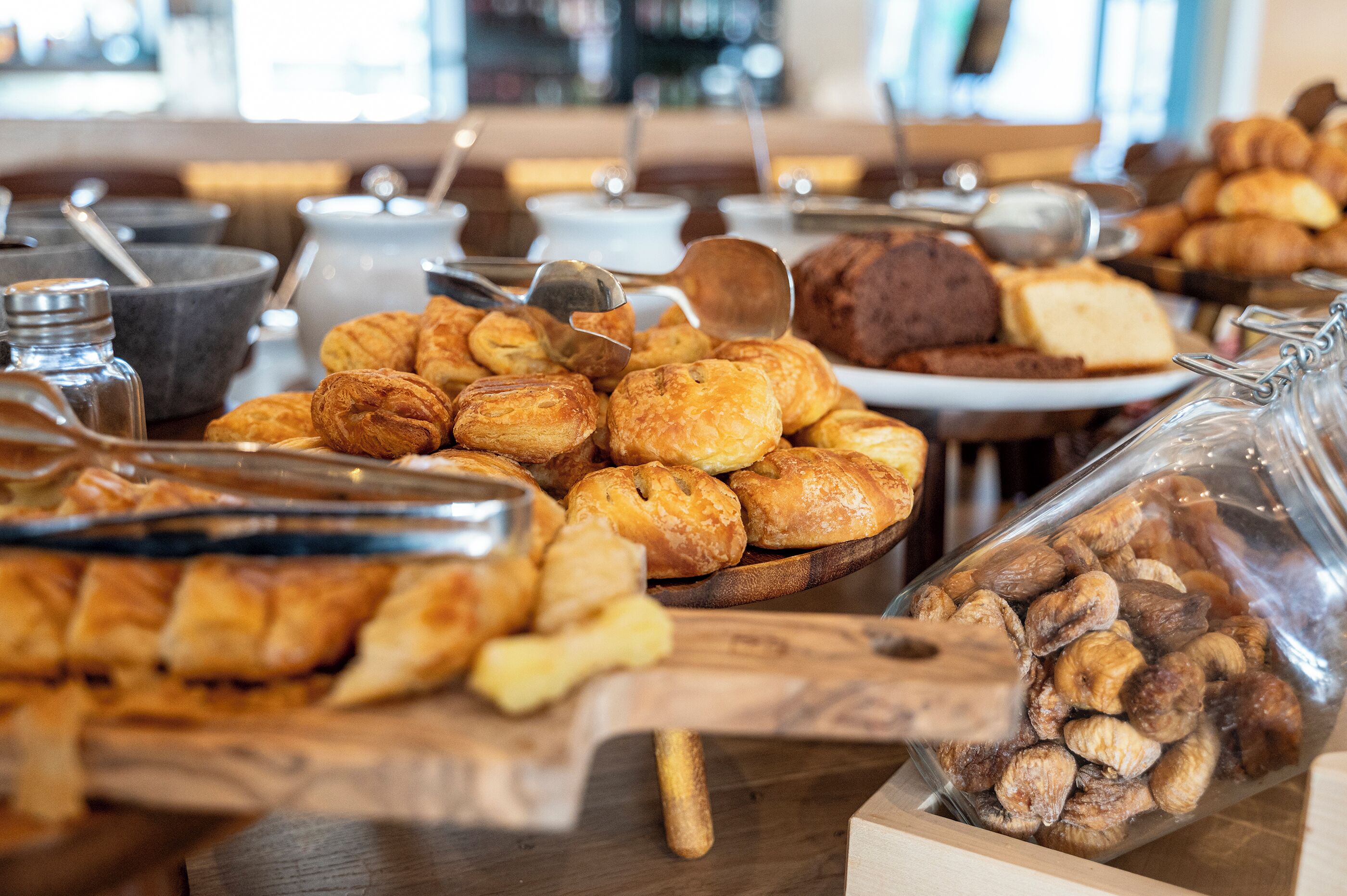 Un buffet con diversi prodotti da forno e noci.