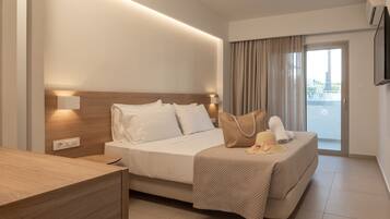 Una moderna camera d'hotel con un letto, un comodino e vista sull'esterno tramite una porta scorrevole.