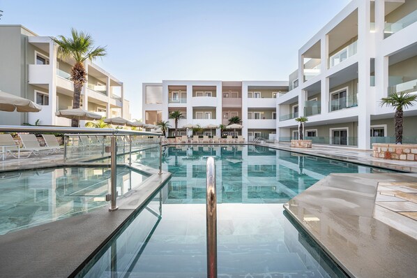 AuĂenpool, LiegestĂŒhle