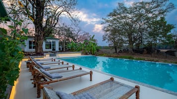 Una piscina al aire libre