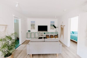 Smart TV, books - Beach Vibes - "Bisbee at Alex" (Alexandra Headland)