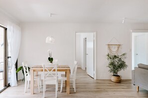 Dining - Beach Vibes - "Bisbee at Alex" (Alexandra Headland)