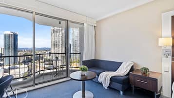 Studio, 1 Queen-Bett, Balkon, Meerblick | Schreibtisch, laptopgeeigneter Arbeitsplatz, Verdunkelungsvorhänge
