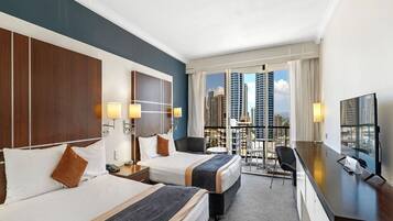 Bàn, khu vực làm việc phù hợp cho laptop, màn/rèm cản sáng