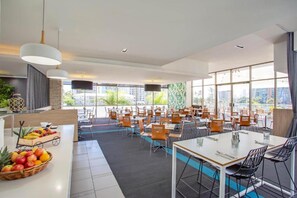 Mini-fridge, microwave - Hotel Apartments on 22 View Avenue, Surfers Paradise (Surfers Paradise)