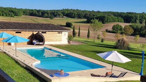 Tranquility, beautiful views, with large heated swimming pool in Lot et Garonne