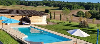 Tranquility, beautiful views, with large heated swimming pool in Lot et Garonne