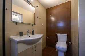 Douche, sèche-cheveux, serviettes fournies, savon