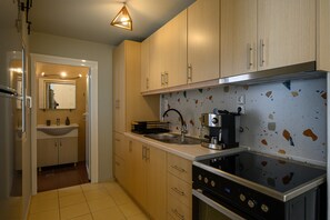 Kühlschrank, Wasserkocher mit Kaffee-/Teezubehör, Wasserkocher, Toaster