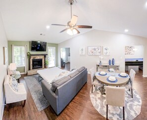 3 bedrooms, iron/ironing board, free WiFi, bed sheets - NEW! King Bed - Near ATL - Huge Backyard W/Deck - PETS
15% off between 1/1-1/31 (Tucker)