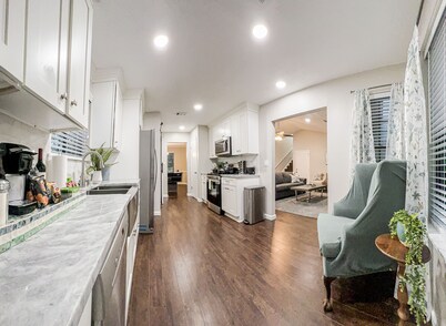 NEW! King Bed - Near ATL - Huge Backyard W/Deck - PETS
15% off between 1/1-1/31