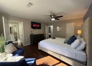 Escritorio, tabla de planchar con plancha, wifi gratis y ropa de cama 
