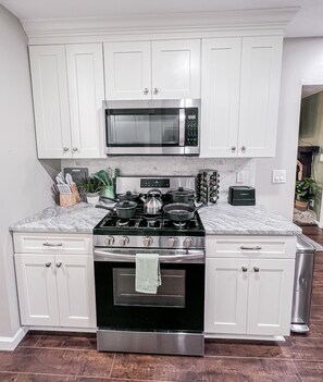 Refrigerador, microondas, horno y parrilla de estufa 