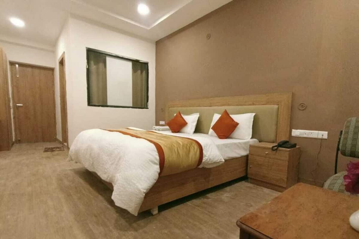 Deluxe Room | Desk, laptop workspace, soundproofing, iron/ironing board