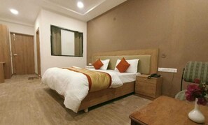 Deluxe-huone | Työpöytä, kannettavalle tietokoneelle sopiva työtila, äänieristys