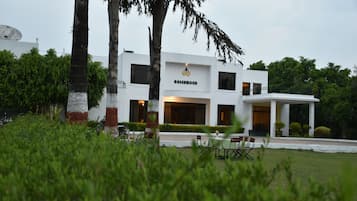 Mặt tiền nơi lưu trú