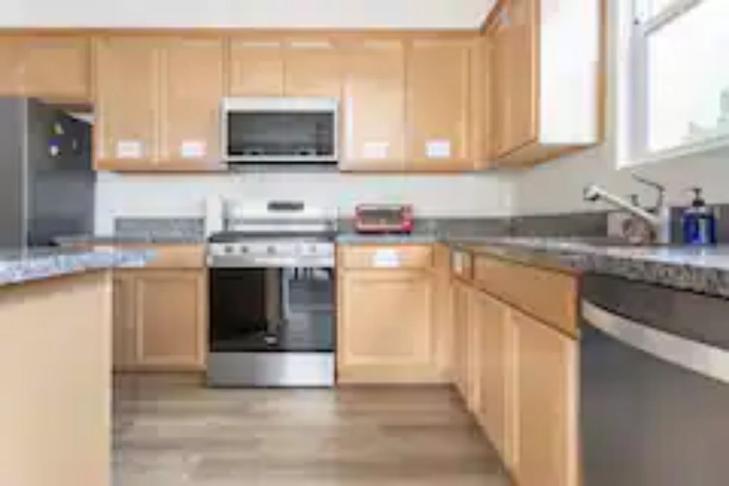 Sleeps up to 6/~3 Bedrooms; twin and queen w/En Suite and shared Bathrooms