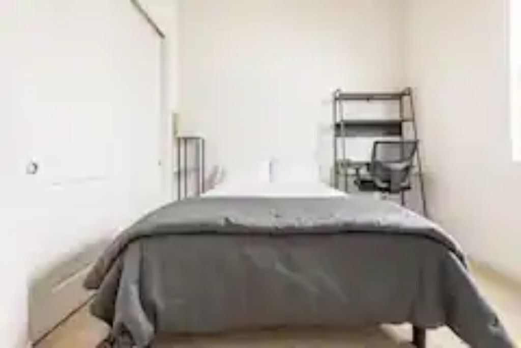 Sleeps up to 6/~3 Bedrooms; twin and queen w/En Suite and shared Bathrooms