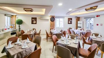 Café da manhã com buffet todos os dias mediante uma taxa