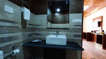 Habitación Premier, 1 cama de matrimonio grande | Baño | Ducha, artículos de higiene personal gratuitos, toallas y jabón